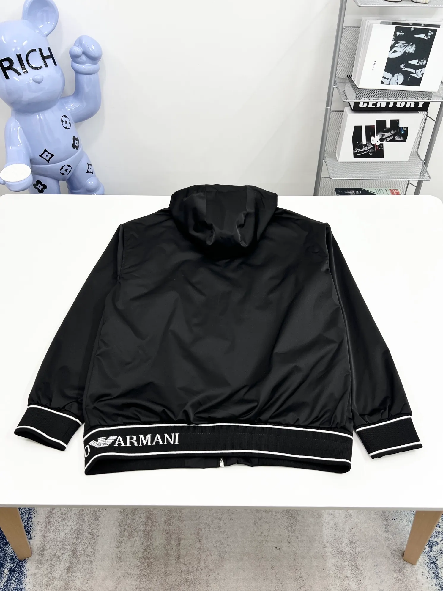 Armani official website Same Style, complete with three labels, on sale in advance. 2026 Autumn and Winter New Arrival men's jacket, Original with complete three labels, Premium version. Custom-made fabrics at the counter. Breathable, high comfort, impeccable details, brand element design concept, reflecting high quality. It feels delicate and soft, presents a casual cut, and has a great upper body shape. Sizes: M～3XL,